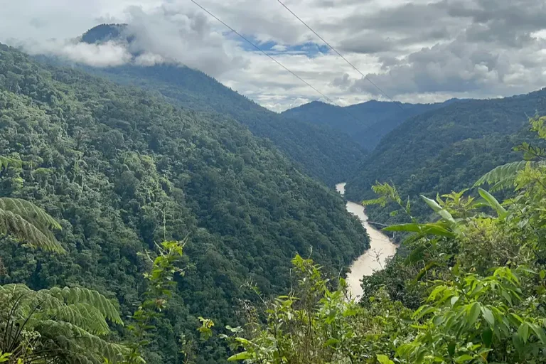 Vista da Amazônia equatoriana nas proximidades de Limón Indanza. Sob estas montanhas da Cordilheira do Cóndor, ricas em biodiversidade e conhecimento ancestral, escondem-se reservas de cobre cobiçadas por mineradoras multinacionais. Foto: Katie Surma/Amazônia Latitude.