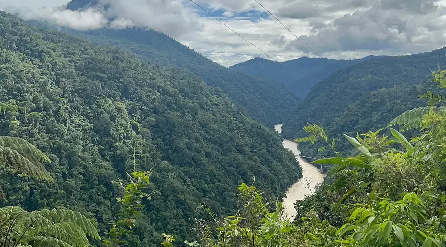 Vista da Amazônia equatoriana nas proximidades de Limón Indanza. Sob estas montanhas da Cordilheira do Cóndor, ricas em biodiversidade e conhecimento ancestral, escondem-se reservas de cobre cobiçadas por mineradoras multinacionais. Foto: Katie Surma/Amazônia Latitude.
