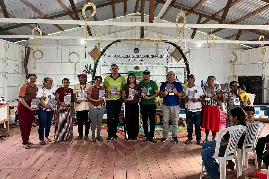 No Médio Juruá, a decisão é coletiva. Lideranças se reúnem com os protocolos em mãos para definir como o território deve ser ouvido. Foto: Acervo AMAB.