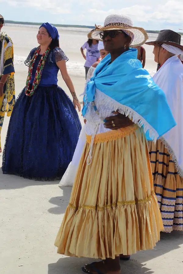 O corpo e o traje como símbolos de uma continuidade civilizatória que confronta o racismo religioso e ocupa a Praia do Castelo com fé e ancestralidade. Foto: Juliana Carvalho/Amazônia Latitude.