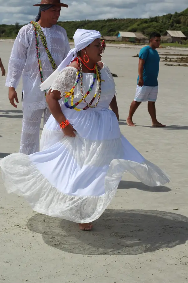 O corpo em movimento na Ilha da Fortaleza: o ato de 'baiar' ao som do tambor é uma linguagem de reexistência que confronta o projeto de invisibilidade colonial. Foto: Juliana Carvalho/Amazônia Latitude.