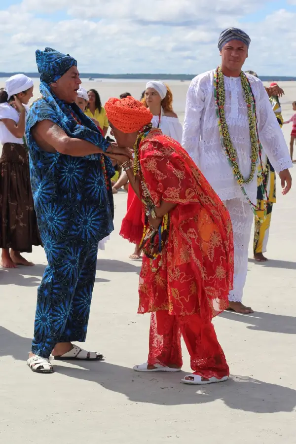 O gesto de respeito entre lideranças na Praia do Castelo simboliza a renovação das linhagens de zeladores e a preservação do saber ancestral afro-amazônico. Foto: Juliana Carvalho/Amazônia Latitude.