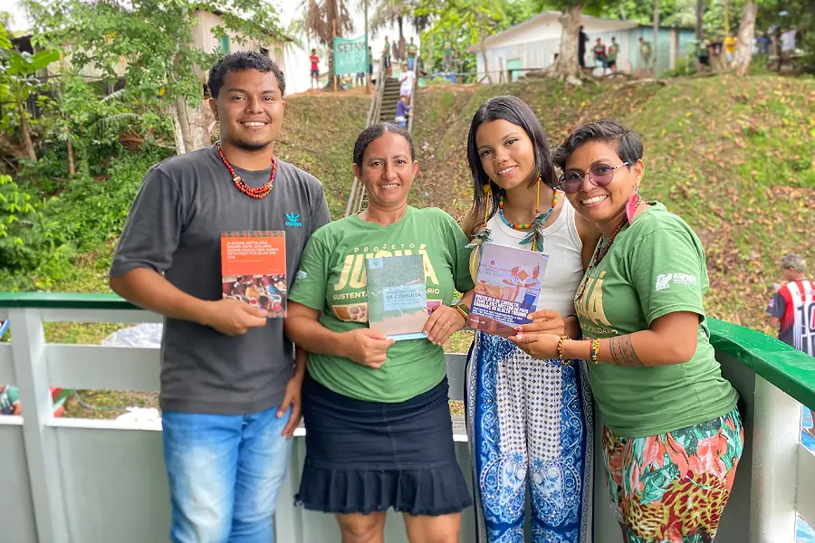 Protocolos de consulta construídos por comunidades do Médio Juruá, em Carauari (AM), estabelecem regras próprias para o diálogo com grandes empreendimentos na região. Foto: Acervo AMAB.