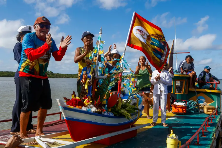 A bordo da embarcação principal, devotos entoam cantos e batem palmas ao redor da imagem decorada do santo padroeiro. A bandeira com a imagem de São Pedro tremula sob o céu aberto do Salgado paraense, liderando o cortejo marítimo.