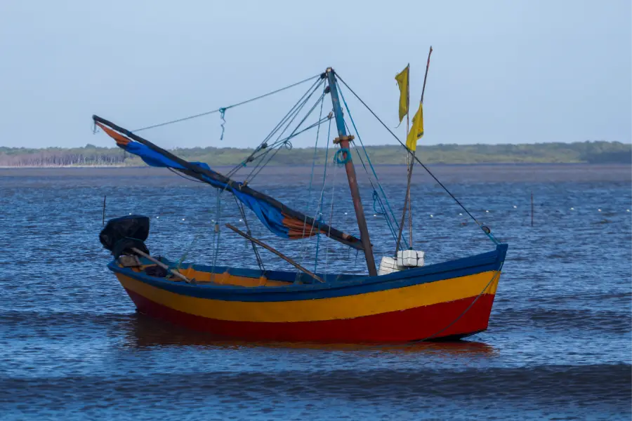 A calmaria das águas após o burburinho festivo relembra o silêncio e o respeito que regem o ciclo diário de quem depende do mar para sobreviver. Foto: Oswaldo Forte/Amazônia Latitude.