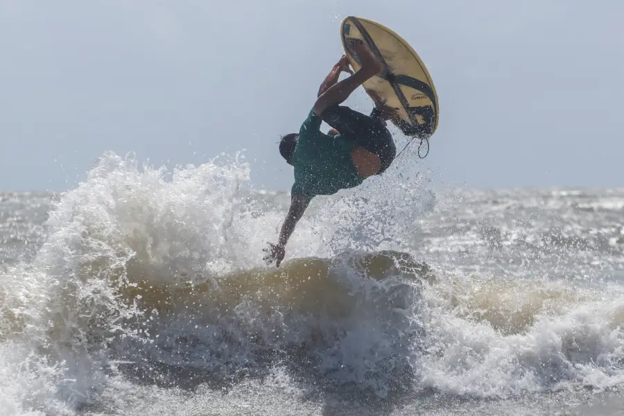 Desafiando a gravidade, o corpo se projeta contra o céu em um instante de pura plasticidade e conexão com a energia do oceano que banha a ilha. Foto: Oswaldo Forte/Amazônia Latitude.