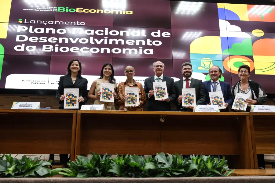 Lançamento do Plano Nacional de Desenvolvimento da Bioeconomia (PNDBio), em abril de 2026. A proposta institucional do governo federal enfrenta o desafio de garantir governança real às bases da floresta. Foto: Marcelo Camargo/Agência Brasil.