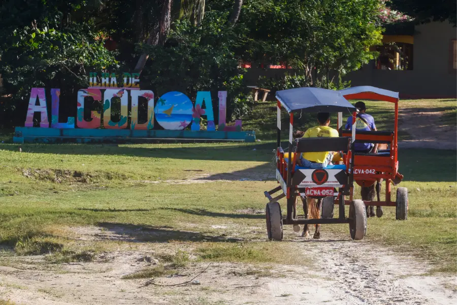 Marca registrada da Ilha, as charretes são marcadores de tempo. Elas ensinam que aqui a ordem natural é desacelerar. Foto: Oswaldo Forte/Amazônia Latitude.