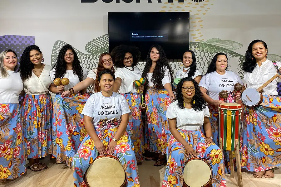 Musicistas do Manas do Zimba unidas em torno do curimbó e da Irmandade de São Benedito, desafiando a lógica mercantil que tenta engessar a cultura tradicional. Foto: Acervo Pessoal / Cedida por Louyse Costa.