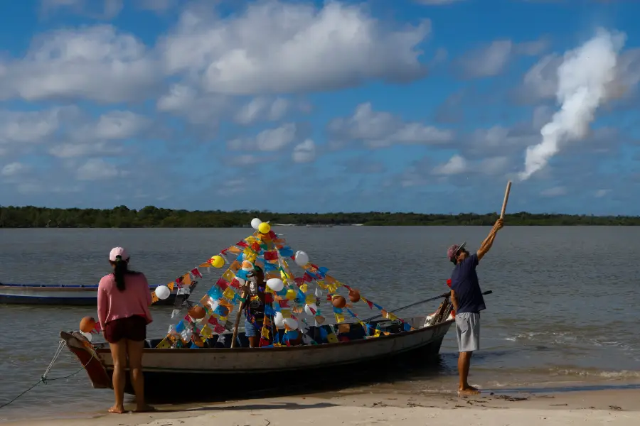 Na beira da praia, os preparativos misturam o rito e a tradição junina. Balões, bandeirolas coloridas e a queima de fogos saúdam a alvorada do dia 29 de junho, chamando a comunidade para ornamentar as embarcações antes de ganhar o rio. Foto: Oswaldo Forte/Amazônia Latitude.