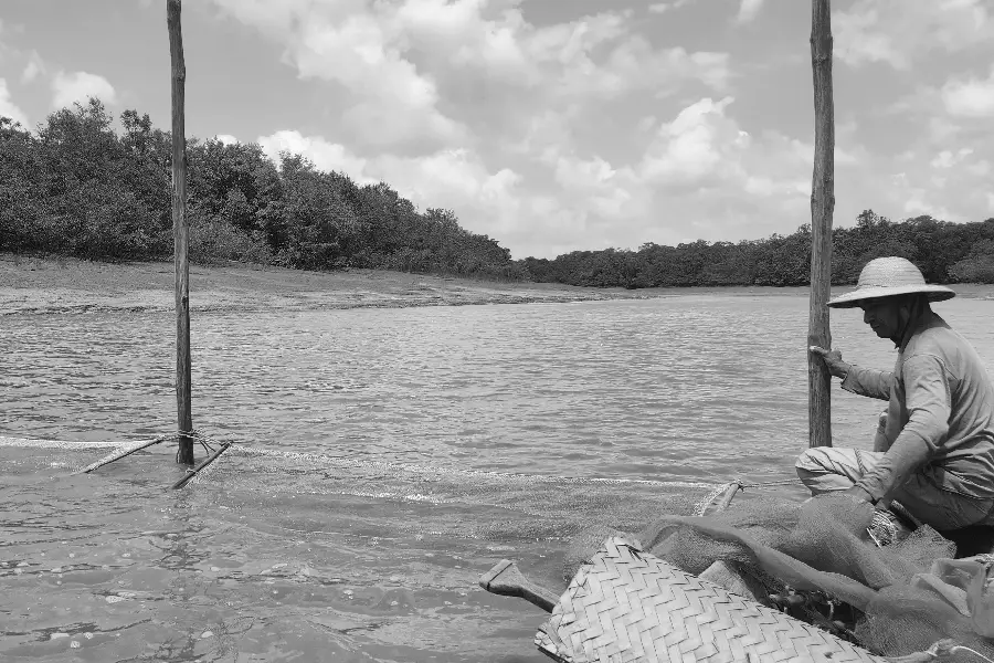 Na técnica do arrasto, a orientação não deriva de uma imposição formal sobre a matéria, mas de caminhar junto com a correnteza na mesma malha viva do rio Araí. Foto: Miguel Picanço/Amazônia Latitude.