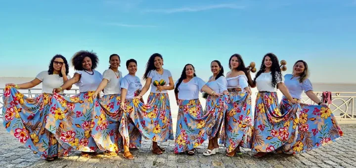 Nascido no movimento das águas: integrantes do grupo Manas do Zimba, o primeiro composto somente por mulheres em Santarém Novo (PA), utilizam a saia rodada como demarcação de território. Foto: Acervo Pessoal/Cedida por Louyse Costa.