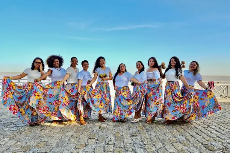 Nascido no movimento das águas: integrantes do grupo Manas do Zimba, o primeiro composto somente por mulheres em Santarém Novo (PA), utilizam a saia rodada como demarcação de território. Foto: Acervo Pessoal/Cedida por Louyse Costa.