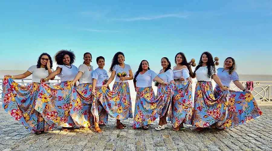 Nascido no movimento das águas: integrantes do grupo Manas do Zimba, o primeiro composto somente por mulheres em Santarém Novo (PA), utilizam a saia rodada como demarcação de território. Foto: Acervo Pessoal/Cedida por Louyse Costa.