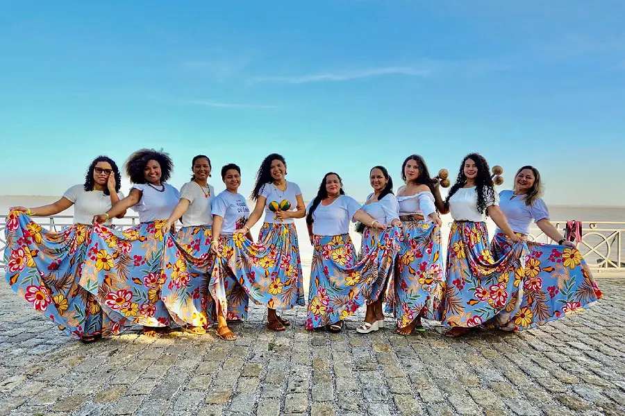 Nascido no movimento das águas: integrantes do grupo Manas do Zimba, o primeiro composto somente por mulheres em Santarém Novo (PA), utilizam a saia rodada como demarcação de território. Foto: Acervo Pessoal/Cedida por Louyse Costa.