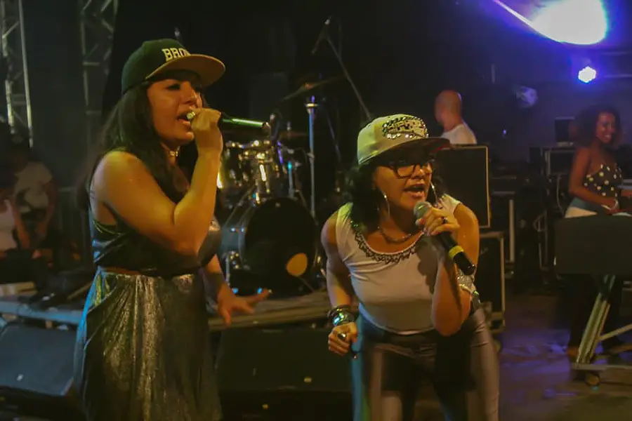 No microfone, a rapper Ci (à esquerda) da Aripória transforma a batida urbana de Manaus em denúncia imediata contra o desmatamento e o apagamento histórico. Foto: Reprodução / Redes Sociais de Cida Aripória.