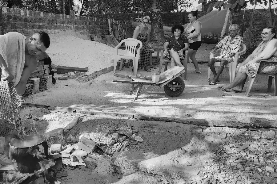 O calor do braseiro acolhe a lata de cozimento. O espaço doméstico da comunidade de Araí começa a se movimentar com a fumaça que anuncia a chegada do camarão. Foto: Miguel Picanço/Amazônia Latitude.