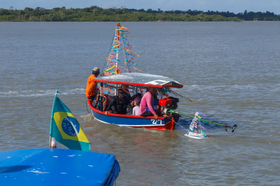 Pequenas rabetas e barcos de pesca locais acompanham de perto o trajeto. Uma pequena réplica de barco à vela, carregada de promessas e pedidos de proteção para as jornadas em mar aberto, é puxada pelas águas. Foto: Oswaldo Forte/Amazônia Latitude.