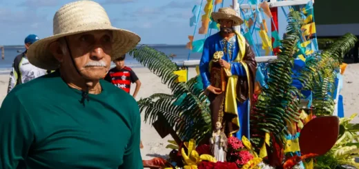 Pescadores locais acompanham a imagem de São Pedro adornada com fitas e flores coloridas na praia de Algodoal. A procissão de barcos é uma tradição de longa data na Ilha de Maiandeua. Foto: Oswaldo Forte.