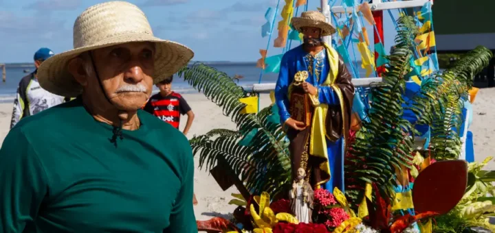 Pescadores locais acompanham a imagem de São Pedro adornada com fitas e flores coloridas na praia de Algodoal. A procissão de barcos é uma tradição de longa data na Ilha de Maiandeua. Foto: Oswaldo Forte.