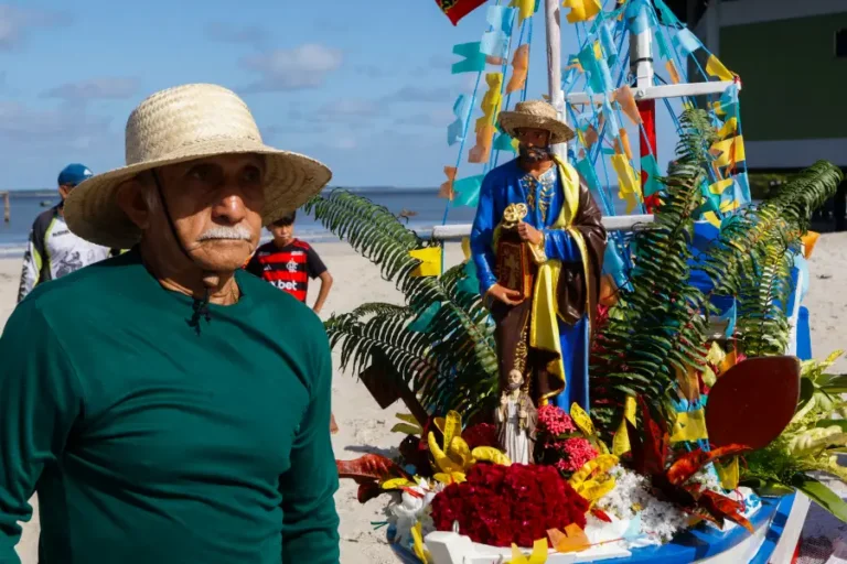 Pescadores locais acompanham a imagem de São Pedro adornada com fitas e flores coloridas na praia de Algodoal. A procissão de barcos é uma tradição de longa data na Ilha de Maiandeua. Foto: Oswaldo Forte.