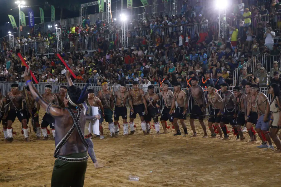 A delegação reúne-se em um grande círculo na arena, sob o olhar atento do público nas arquibancadas de Altamira. Foto: Oswaldo Forte / Amazônia Latitude.