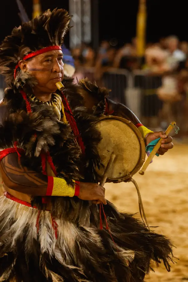 Ancião indígena executa cantos rituais acompanhado de tambor tradicional na arena. Foto: Oswaldo Forte / Amazônia Latitude.