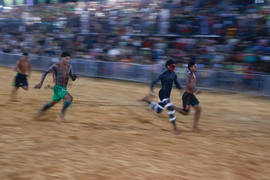 Atletas arrancam em velocidade durante a disputa da corrida livre de 100 metros na Arena da Orla. Foto: Oswaldo Forte / Amazônia Latitude.