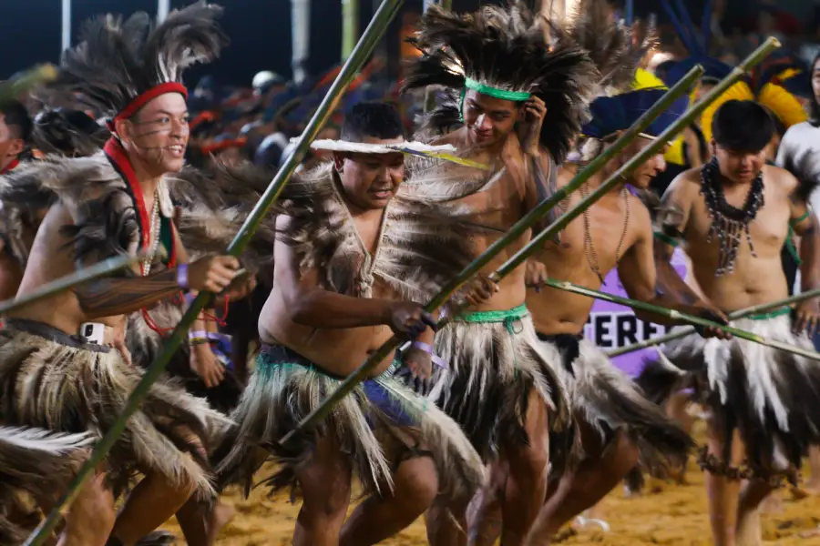 Atletas e guerreiros realizam ritos festivos com bastões ornamentados na arena. Foto: Oswaldo Forte / Amazônia Latitude.
