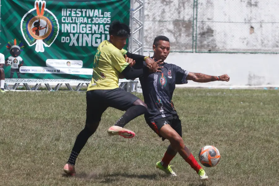 Atletas indígenas em lance decisivo durante as eliminatórias do futebol masculino. Foto: Oswaldo Forte / Amazônia Latitude.