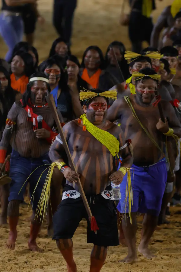 Delegação indígena entra na arena entoando cantos e ostentando pinturas corporais tradicionais. Foto: Oswaldo Forte / Amazônia Latitude.