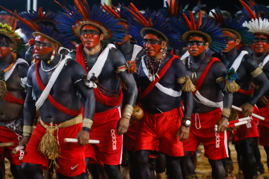 Delegação masculina avança em passo sincronizado durante a apresentação cultural das etnias. Foto: Oswaldo Forte / Amazônia Latitude.