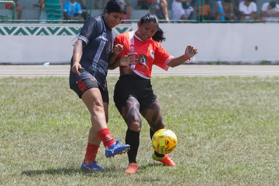 Disputa no gramado: Jogadoras dividem a bola durante as partidas do torneio de futebol feminino no Estádio O Bandeirão. Foto: Oswaldo Forte / Amazônia Latitude.