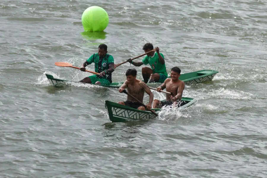 Duplas remam em ritmo acelerado nas águas do Xingu durante as baterias de canoagem. Foto: Oswaldo Forte / Amazônia Latitude.