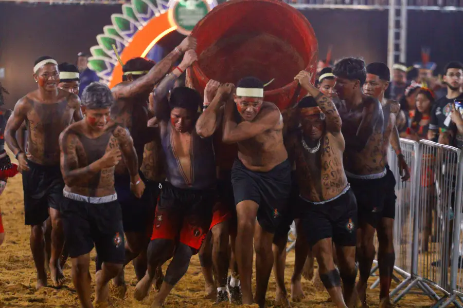 Equipe carrega o tronco pesado durante a tradicional e aguardada prova da corrida de tora. Foto: Oswaldo Forte / Amazônia Latitude.