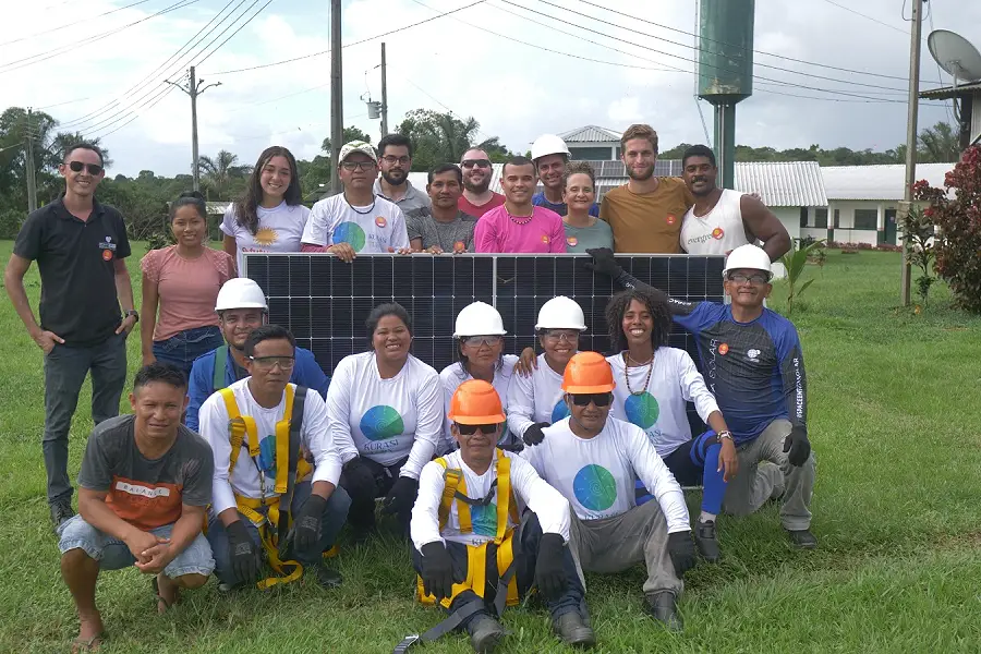 Equipe técnica da Revolusolar e moradores da Reserva de Desenvolvimento Sustentável Puranga Conquista reunidos durante oficina de capacitação e instalação de sistemas fotovoltaicos. Foto: Divulgação/Revolusolar.