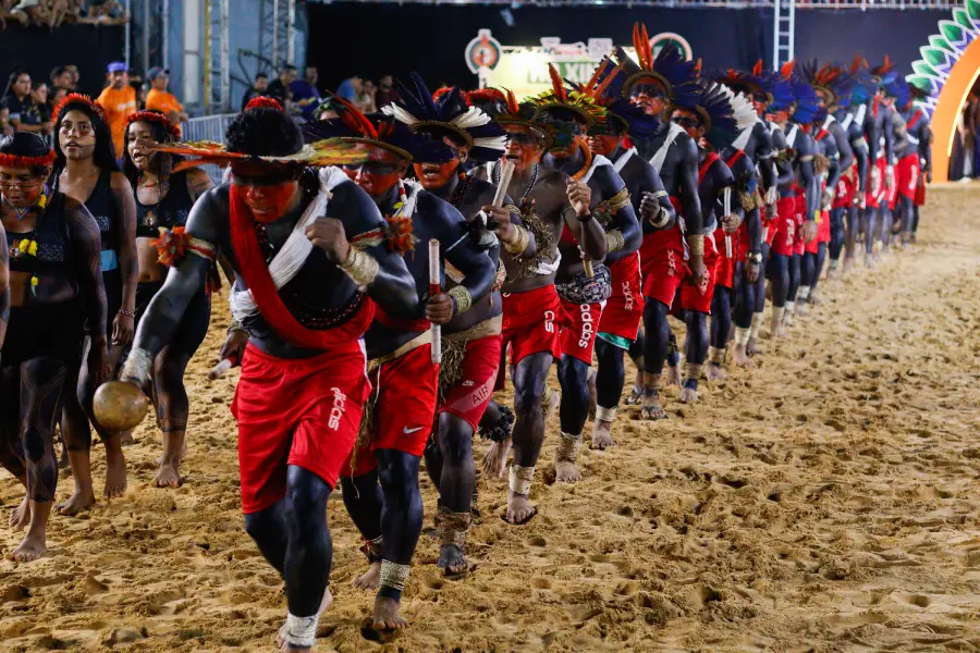 Fila de guerreiros realiza dança coletiva e compassada na abertura das celebrações culturais. Foto: Oswaldo Forte / Amazônia Latitude.