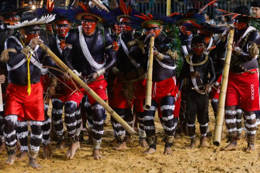 Grupo indígena avança pela arena entoando cantos e tocando cornetas de bambu durante as saudações do festival. Foto: Oswaldo Forte / Amazônia Latitude.