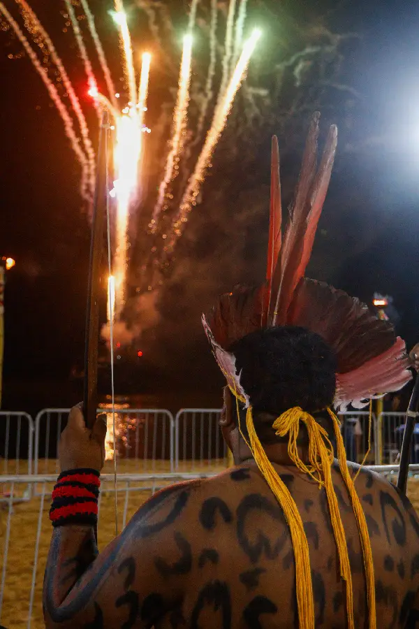 Indígena contempla o show de fogos de artifício na Orla de Altamira ao final das celebrações. Foto: Oswaldo Forte / Amazônia Latitude.