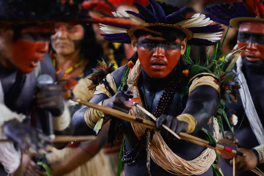 Indígena empunha arco e flecha em demonstração de técnica e precisão ancestral durante as apresentações. Foto: Oswaldo Forte / Amazônia Latitude.