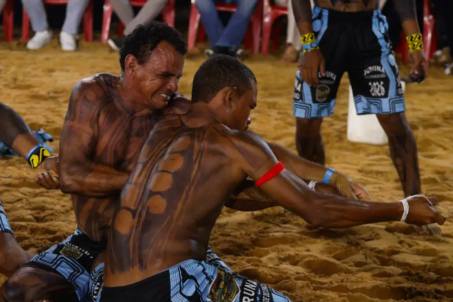 Integrantes da etnia Juruna concentram forças na puxada decisiva da modalidade de cabo de força. Foto: Oswaldo Forte/Amazônia Latitude.