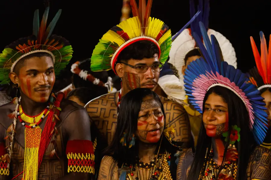 Integrantes de delegações originárias ostentam colares de miçangas e cocares elaborados na cerimônia do festival. Foto: Oswaldo Forte / Amazônia Latitude.