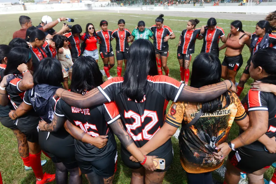 Jogadoras da etnia Gavião Kyikatejê reunidas em círculo no gramado do Estádio O Bandeirão. Foto: Oswaldo Forte / Amazônia Latitude.