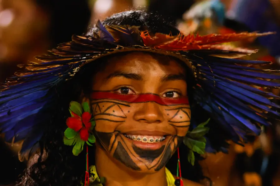 Jovem indígena participante dos II Jogos Indígenas do Xingu, em Altamira (PA). A força do olhar e a tradição em um retrato da juventude originária. Foto: Oswaldo Forte/Amazônia Latitude.