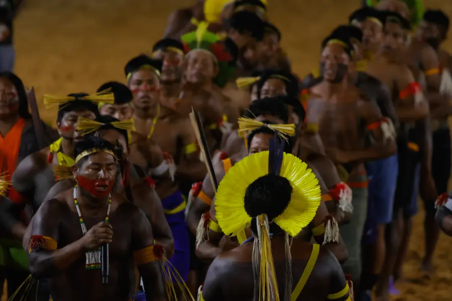 Lideranças e atletas entoam cantos rituais durante a apresentação cultural na Arena do festival. Foto: Oswaldo Forte / Amazônia Latitude.