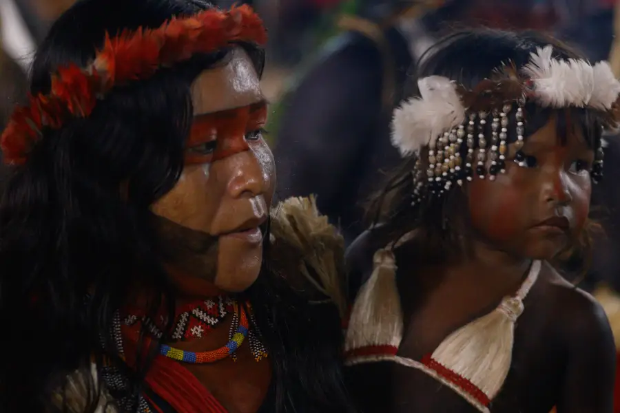 Mãe e filha ornamentadas para os rituais, retratando a transmissão de saberes e da identidade originária entre as gerações. Foto: Oswaldo Forte / Amazônia Latitude.