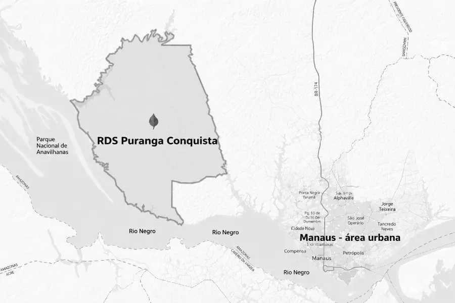Mapa de localização da Reserva de Desenvolvimento Sustentável (RDS) Puranga Conquista em relação à área urbana de Manaus, evidenciando o isolamento geográfico e o desafio da extensão de redes elétricas através do Rio Negro. Fonte: Adaptado do ISA (2020).