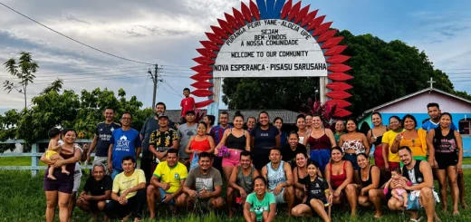 Moradores e lideranças da comunidade indígena Nova Esperança, localizada na RDS Puranga Conquista, margem esquerda do Rio Negro. Território une o modo de vida tradicional ao desafio de garantir energia para o desenvolvimento e o turismo de base comunitária. Foto: Reprodução/Instagram Comunidade Nova Esperança.