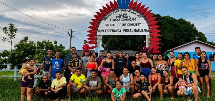 Moradores e lideranças da comunidade indígena Nova Esperança, localizada na RDS Puranga Conquista, margem esquerda do Rio Negro. Território une o modo de vida tradicional ao desafio de garantir energia para o desenvolvimento e o turismo de base comunitária. Foto: Reprodução/Instagram Comunidade Nova Esperança.