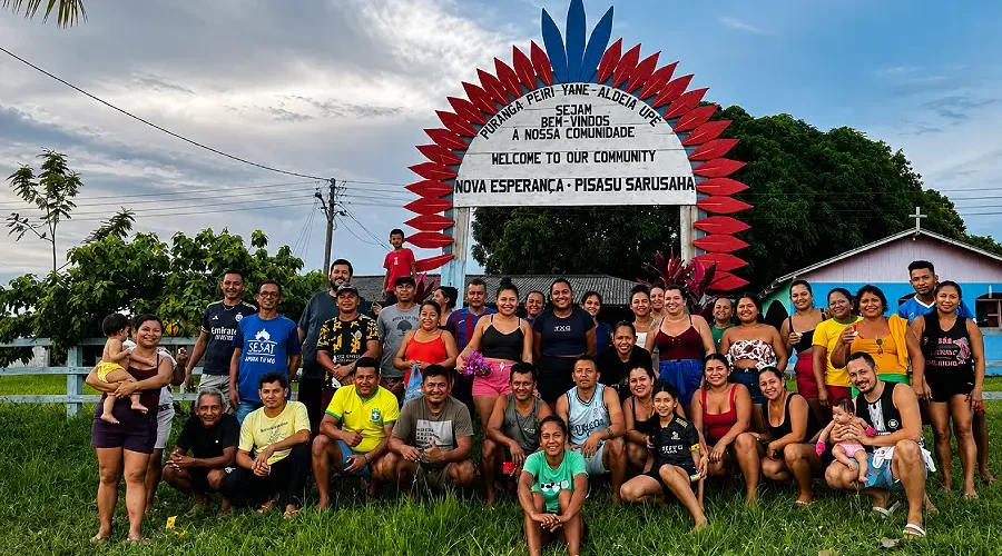 Moradores e lideranças da comunidade indígena Nova Esperança, localizada na RDS Puranga Conquista, margem esquerda do Rio Negro. Território une o modo de vida tradicional ao desafio de garantir energia para o desenvolvimento e o turismo de base comunitária. Foto: Reprodução/Instagram Comunidade Nova Esperança.